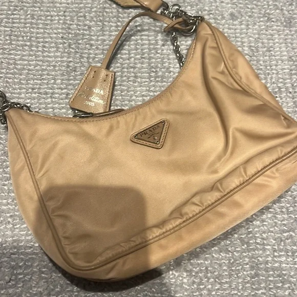 Desert beige re-edition nylon Prada bag - Picture 3 of 10